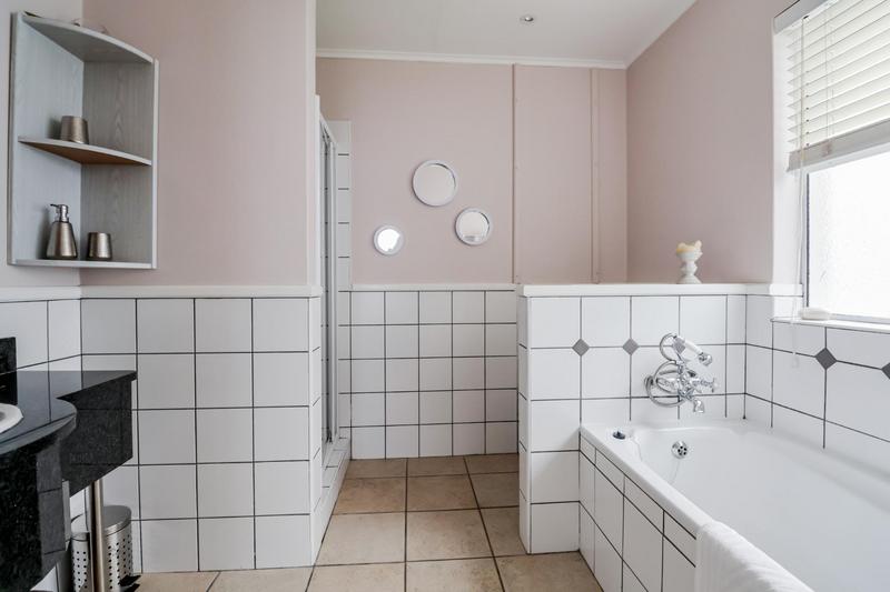 To Let 4 Bedroom Property for Rent in Pinnacle Point Golf Estate Western Cape